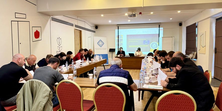 თანამშრომლები საკანონმდებლო რეგულაციების შესახებ ტრენინგს გადიან